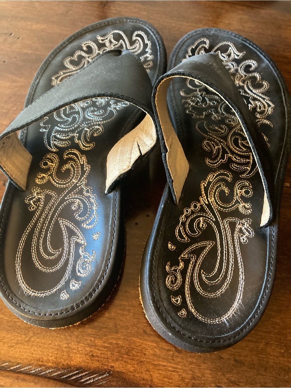 OluKai Black Leather Embroidered Toe-Post Sandals Size 6 - Picture 3 of 12